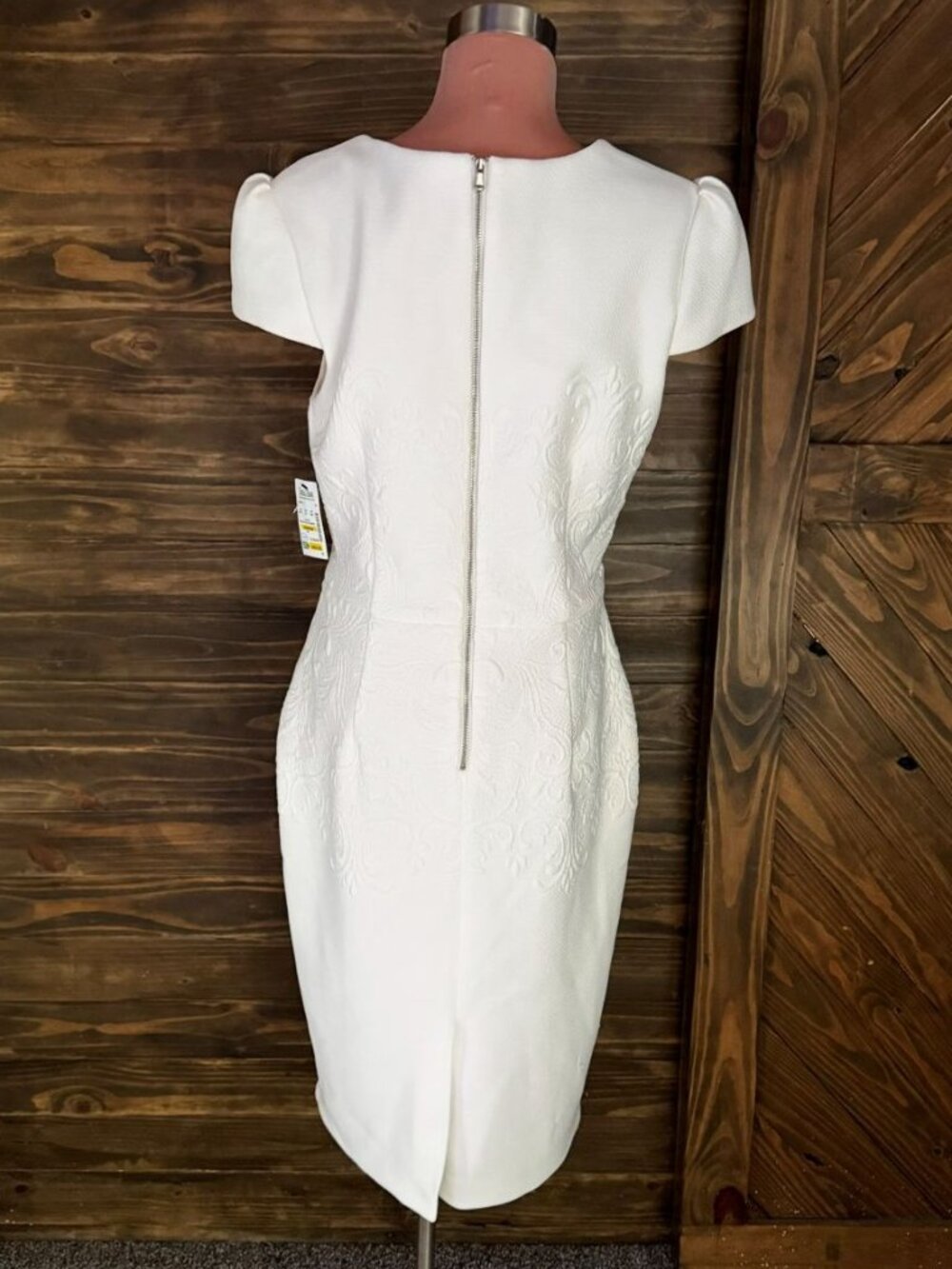NWT Betsey Johnson Womens White Cap Sleeve Embossed Sheath Dress - Picture 3 of 5